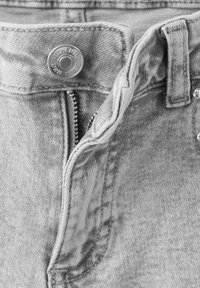 I pantaloni in denim presentano un lavaggio grigio chiaro, un bottone metallico, chiusura con cerniera e dettagli cuciti lungo la vita e i bordi delle tasche.