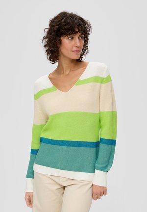 Strickpullover mit V-Ausschnitt, der horizontale Streifen in Creme-, Grün- und Blautönen aufweist. Leichte Textur mit gerippten Bündchen.