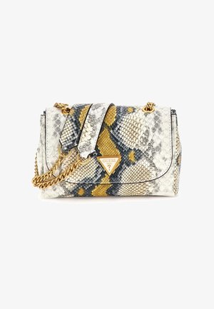 Rechteckige Handtasche mit Schlangenledermuster in Grau, Gelb und Schwarz, mit goldener Kette und goldenem dreieckigem Guess-Logo vorne.