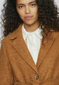 VILA GEKNÖPFTE - Trenchcoat - rubber