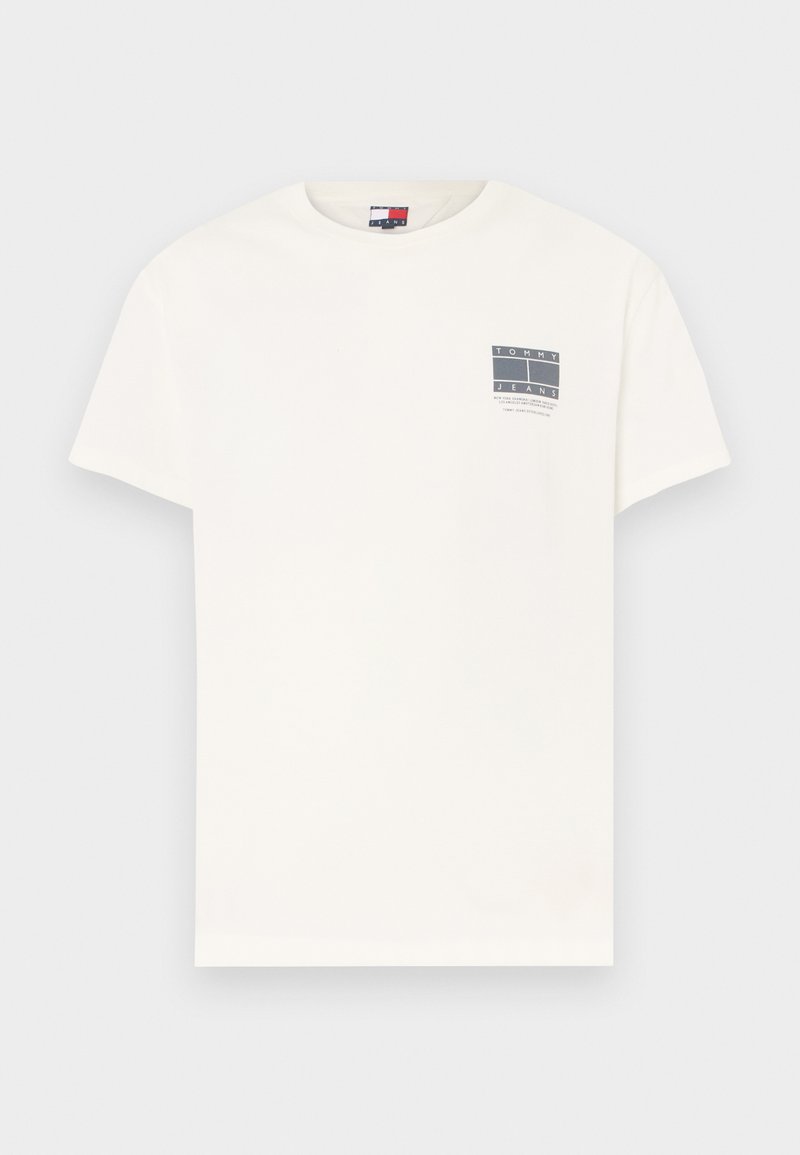 Weißes Baumwoll-T-Shirt mit kurzen Ärmeln, Rundhalsausschnitt und quadratischem Logo mit "Tommy Jeans" auf der linken Brust in Marineblau und Weiß.
