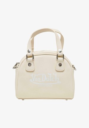 Sac à main en simili cuir blanc avec une forme arrondie, deux poignées supérieures, des métaux en argent, et un logo sur le devant. Comprend une fermeture éclair.