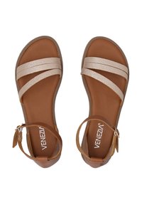 Braune Sandalen mit drei metallisch goldenen Riemen, strukturiertem Fußbett, Fesselriemen mit Schnalle und Gummisohle. Markenlogo sichtbar.