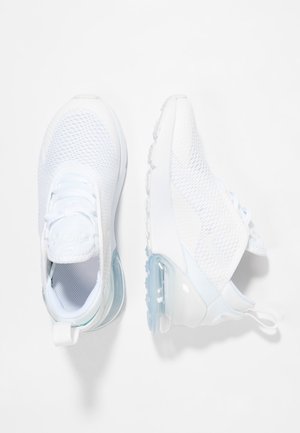 Een paar witte sportsneakers met mesh-stof en zichtbare luchtgeveerde zool, gezien van boven en van de zijkant op een witte achtergrond.