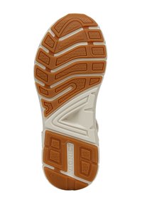 Zool van een sportschoen met een patroon van oranje rubberen tractie-elementen, een crèmekleurige tussenzool en textuurdetails voor grip.