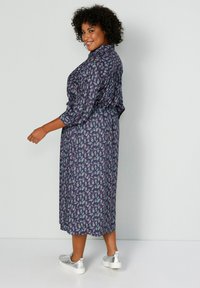 MIAMODA MIDILÄNGE ALLOVERDRUCK KNOPFLEISTE 3/4-ÄRMEL - Košilové šaty - blue