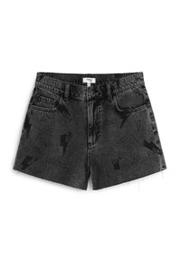 Bermudas de mezclilla negra con un patrón de rayo, dobladillo deshilachado, diseño de cinco bolsillos y cierre de botón. Etiqueta de la marca visible en la cintura.