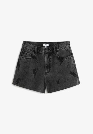 Shorts en denim noir avec un motif d'éclair, ourlet effiloché, design à cinq poches et fermeture à bouton. Étiquette de la marque visible sur la taille.
