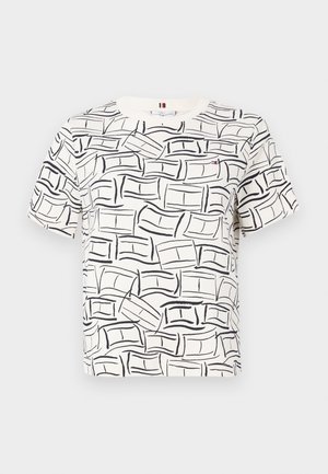 Bílé tričko s krátkým rukávem s abstraktním černým obdélníkovým vzorem štětcových tahů rovnoměrně pokrývajícím látku.