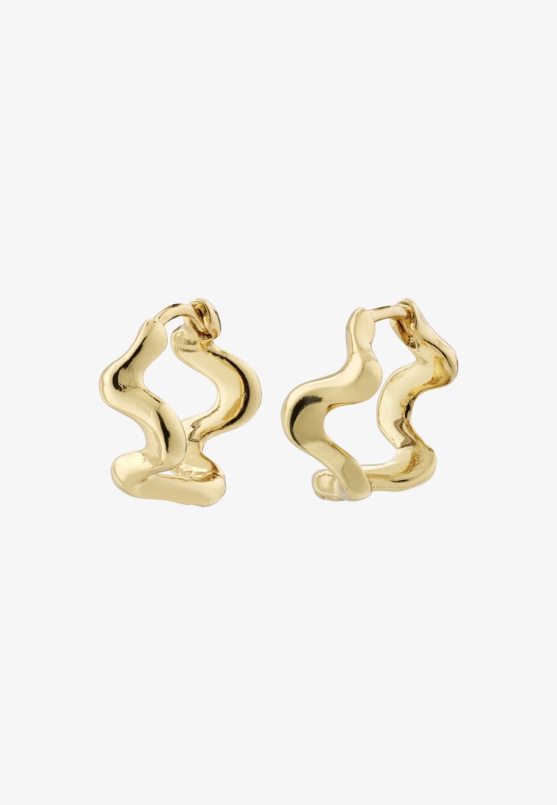 Boucles d'oreilles en métal doré en forme de créoles, présentant un design abstrait et ondulé avec une finition brillante et des côtés ouverts, renforçant la profondeur visuelle et la texture.