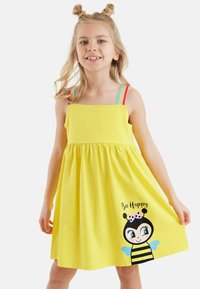 Gelbes ärmelloses Kleid mit einem gerafften Rock, das eine Biene-Grafik und den Text "Bee Happy" zeigt, akzentuiert durch bunt gestreifte Träger.