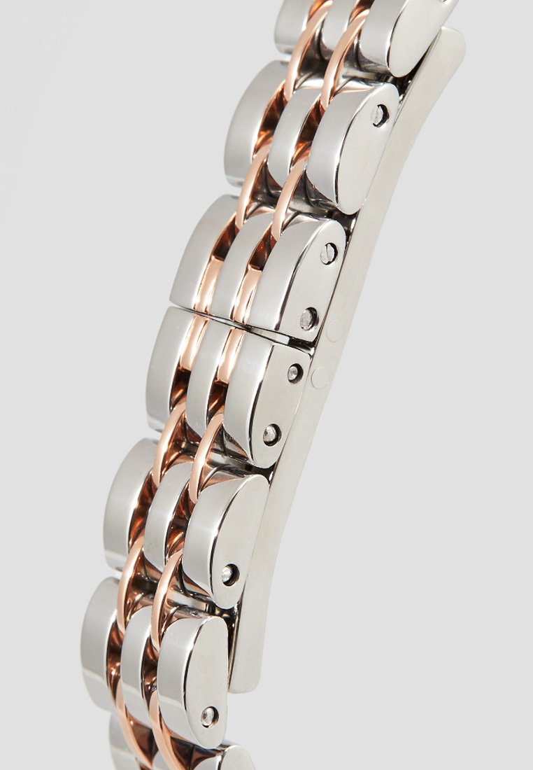 Uhrarmband aus Silber und Roségoldmetall, mit einem verknüpften Design, featuring glatten, abgerundeten Gliedern und einer polierten Oberfläche.