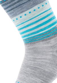 Grå strumpa med växlande ränder i ljusblått, mörkblått och vitt, med små blå prickar nära skaftet. Mjuk, texturerad material.