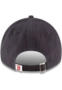Mørk marineblå baseballcap med buet skygge, teksturert stoff, justerbar bakre stropp og en rød brodert B-logo på merket.