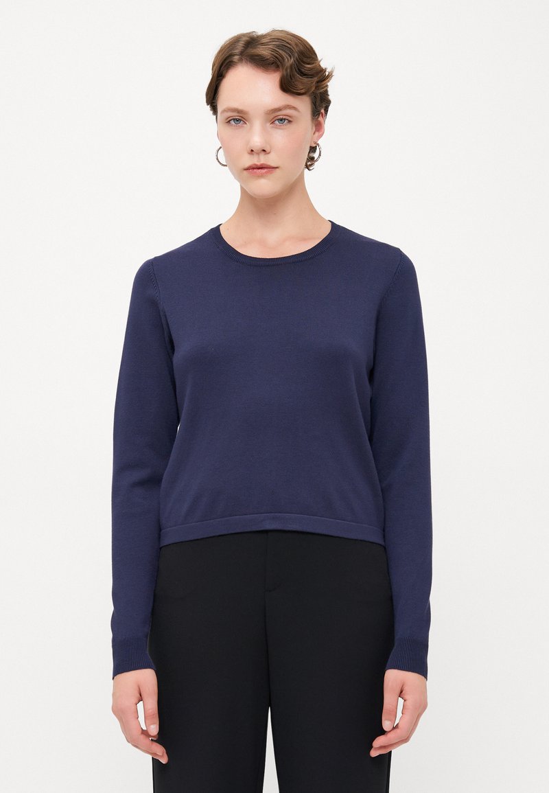 Marineblaues langärmeliges Strickpullover mit rundem Ausschnitt und gerippten Bündchen, im lässigen Schnitt und mit glatter Textur.