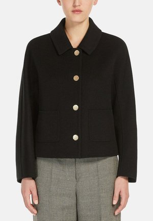 Zwarte wolmixjack met een puntkraag, vijf goudkleurige knopen en twee voorzakken; gladde textuur en cropped ontwerp.