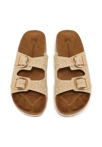 Geweven tan slide sandalen met twee verstelbare gouden gespen, een bruine suède voering en een gestructureerde zool. Geschikt voor casual wear.