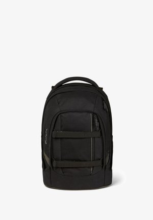 Zaino nero realizzato in un tessuto resistente, con pannello posteriore ergonomico, doppie cinghie frontali e scomparti con zip per la gestione e l'organizzazione degli oggetti.