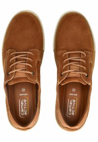 Braune, Wildleder-Freizeitschuhe mit Schnürung, runder Spitze und weißer Gummisohle. Verfügt über ein glattes Innenfutter und ein dezentes Markenlogo auf der Einlegesohle.