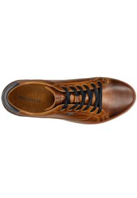 Braune Ledersneaker mit schwarzen Akzenten und Schnürsenkeln. Runde Zehenpartie mit einer glatten Textur, innen mit einem Logo ausgestattet und roten Nähte in der Sohle.