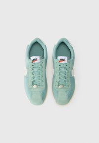 Svijetlozeleni Nike tenisice s teksturiranom nubukom i mrežastim gornjim dijelom, bijelim swoosh logom, ravnim vezicama i gumenim đonom.