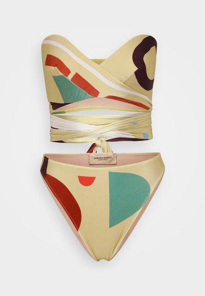 Conjunto de biquíni de duas peças com um top bandeau sem alças e um fundo de cintura alta. Feito de tecido amarelo com padrões coloridos abstratos.