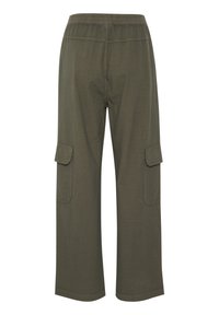 Un pantalon cargo vert olive foncé, avec une taille élastique, des jambes larges, et deux poches latérales avec rabats pour le rangement.