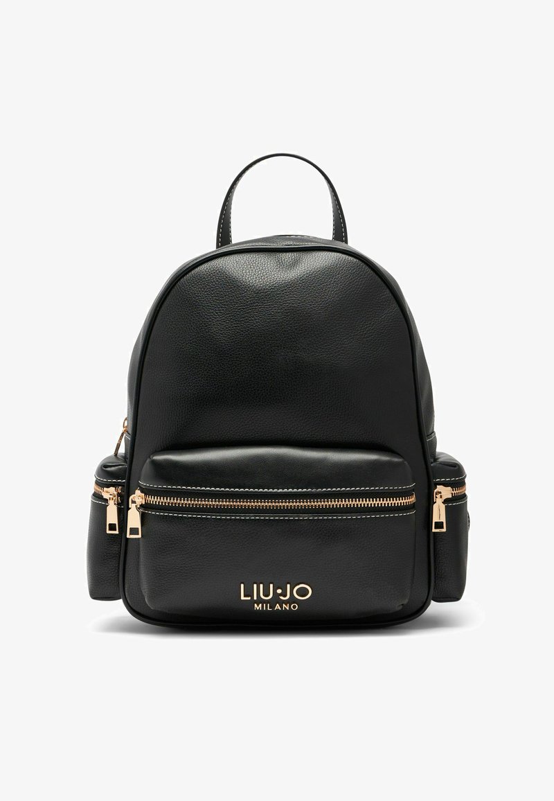 Sort læderrygsæk med et rundt design, udstyret med gyldne lynlåse, to forlommer og mærkenavnet "LIU JO MILANO" i gyldne bogstaver.