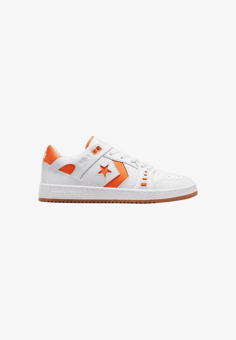 Weiße Sneaker mit orangefarbenen Akzenten und Stern-Logo, ausgestattet mit einer Gummisohle und durch perforierte Details an der Seite für Belüftung.