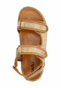 Tan leren sandalen met een geweven stro bovenkant. Voorzien van twee verstelbare banden met metalen accenten en een gevoerd voetbed voor comfort.