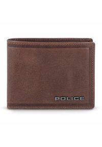 Portafoglio in pelle marrone con superficie texturizzata, dotato di un logo "POLICE" in argento sul davanti e bordi cuciti. Design a pieghevole.