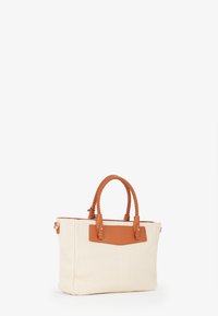 Borsa tote in tessuto intrecciato beige con dettagli in pelle marrone e manici intrecciati, dotata di una base piatta e chiusura con zip, ideale per l'uso quotidiano.