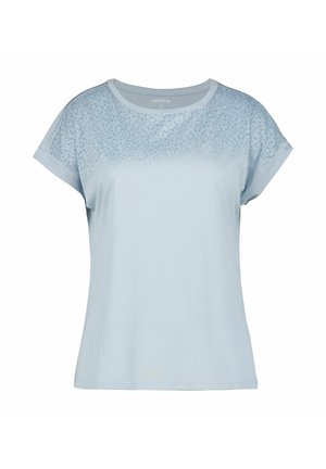 Camiseta de manga corta azul claro con textura suave y patrón floral degradado en la parte superior. Corte relajado con cuello redondo.