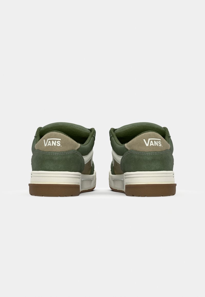 Sneaker verde in suede e tela con accenti bianchi. Suola in gomma marrone spessa, collo imbottito e logo "VANS" sul tallone.