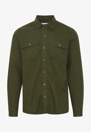 Chemise à manches longues vert olive en tissu texturé. Elle présente un col boutonné, deux poches poitrine et des boutons noirs.