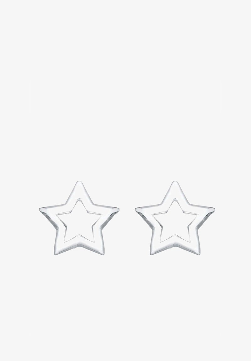 Sølvstjernede øreringe med hule omrids og et udsparret stjernedesign. Glat overflade, letvægts og minimalistisk i stil.