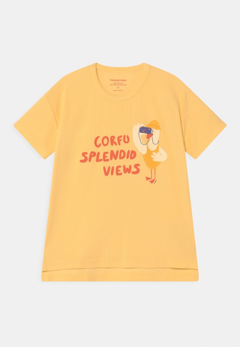 T-shirt jaune à manches courtes avec texte rouge « Corfu Splendid Views » et une illustration d'un oiseau tenant un appareil photo.