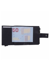 Portafoglio in pelle nera con uno slot per carte, che mostra una banconota da 50 € all'interno. Presenta una chiusura con zip e un logo impresso sul lato.