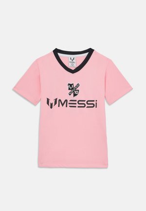 Vaaleanpunainen lyhythihainen t-paita, jossa on musta V-kaula-aukko, etupuolella mustalla painettuna logo ja numero 10. Pehmeää puuvillakangasta.