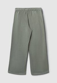 Pantaloni culotte verdi chiari con elastico in vita. Realizzati in tessuto morbido, presentano un design a gamba larga e nessun sistema di chiusura visibile.