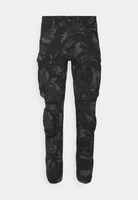Pantalones cargo camuflaje negro con un bolsillo con cremallera, múltiples bolsillos laterales y un diseño ajustado con una textura de tela suave.