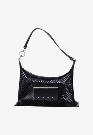 Bolso de hombro negro de malla con un bolsillo interior sólido y una etiqueta rectangular que dice "BREE" en la parte delantera.