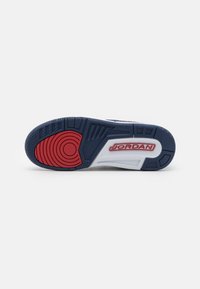 Jordan LEGACY - Matalavartiset tennarit - white/varsity red/midnight navy/wolf grey