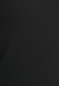 Svart kortärmad skjorta i mjuk bomullstyg med en enfärgad design, som har en klassisk rund halsringning och inga synliga mönster eller detaljer.