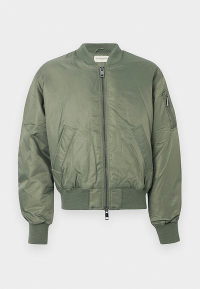 Giacca bomber verde in nylon liscio, con chiusura frontale a zip, polsini e orlo a coste, due tasche frontali e una tasca con zip sulla manica.