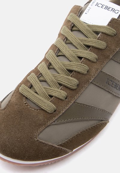 Baskets en daim marron et tissu avec des lacets vert olive et la marque "ICEBERG" sur le côté et l'étiquette de la languette.