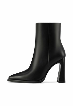 Stivaletto alla caviglia in pelle nera con punta appuntita e tacco alto a blocco, texture liscia, cucitura laterale visibile, su sfondo bianco.