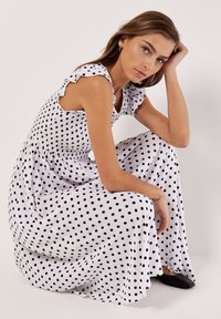 Apricot POLKADOT SMOCKED MIDI - Vapaa-ajan mekko - white
