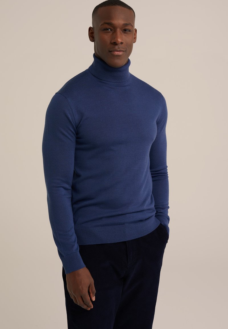 Modra pulover s turtleneck ožjega kroja, izdelan iz gladkega pletenega materiala. Ima dolge rokave ter rebrovane manšete in spodnji rob.