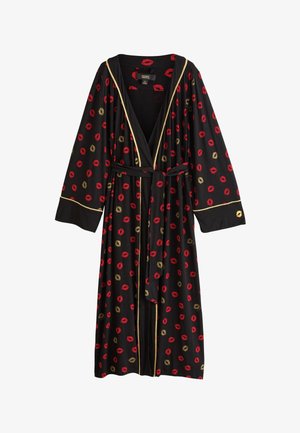 Musta pitkä kaapu, jossa on punaisia ja kultaisia huulipainatuksia, kultaiset reunukset, leveät hihat ja vyö, joka on tehty samasta kankaasta ja solmitaan vyötärölle.